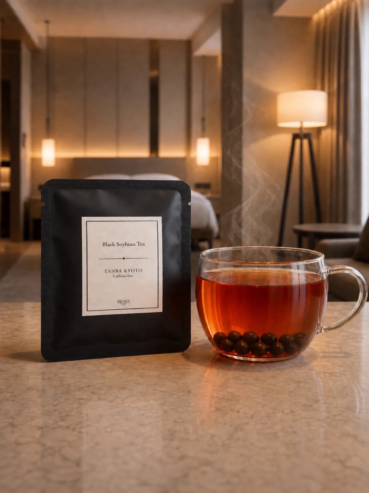 黒豆茶の個包装と、ルビー色のお茶が入ったグラスカップ